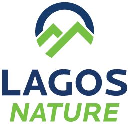 Logótipo da Lagos Nature com um arco azul sobre picos de montanha verdes.